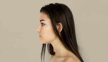 beyaz kadın gömleksiz