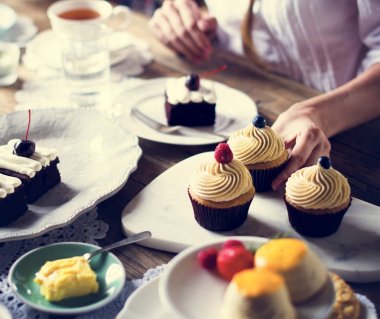 kadın yemek tatlı snack