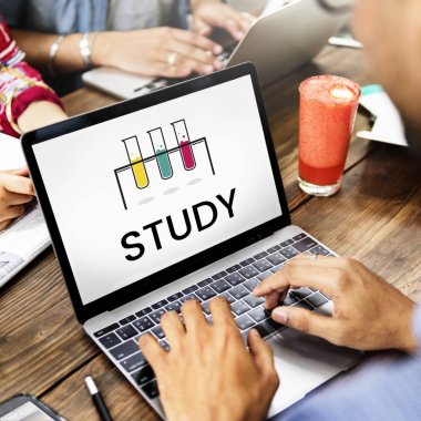 dizüstü bilgisayar kullanan adam resmini kırpılmış