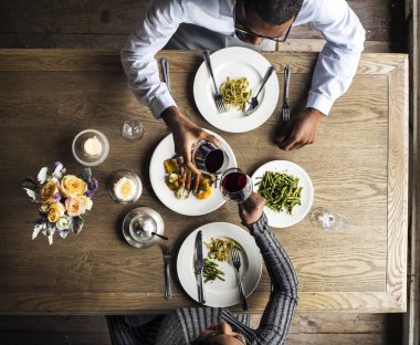 Akşam yemeği tarihi sahip çift