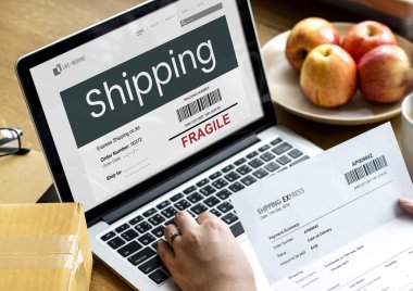 masada dizüstü bilgisayar kullanan kişi