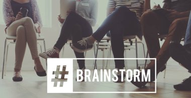 İnsanlar sandalyede oturuyor.