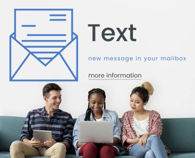 Arkadaşlar dijital cihazlar kullanarak 