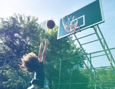 basketbol oynarken küçük Afrikalı kız 