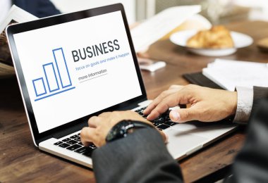 Dizüstü bilgisayarda yazan erkek eller