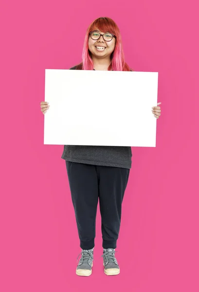 Mujer de pie y sosteniendo banner de papel — Foto de Stock