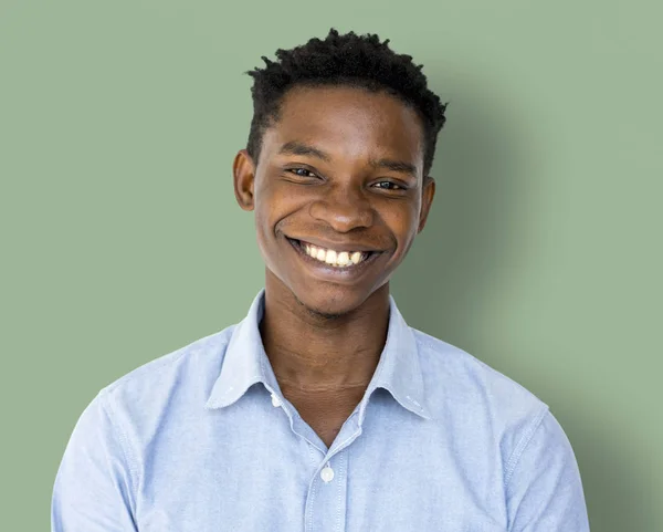Afrikalı erkek gülümseyen — Stok fotoğraf
