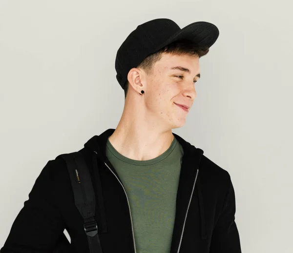 Sorridente adolescente ragazzo con il cappello — Foto Stock