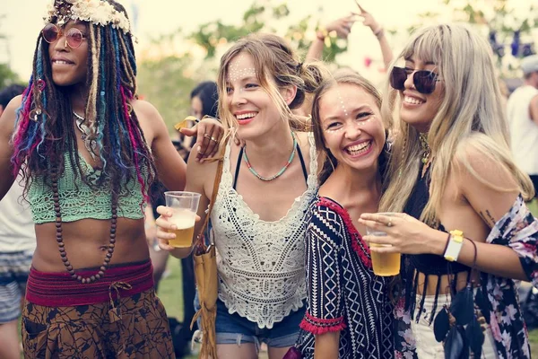 Przyjaciół ciesząc się festiwal muzyki — Zdjęcie stockowe