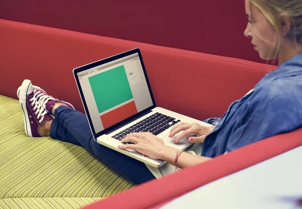 Жінка використовує ноутбук у творчому офісі — стокове фото