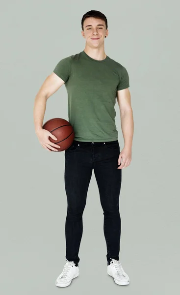 Człowiek gospodarstwa koszykówki — Zdjęcie stockowe