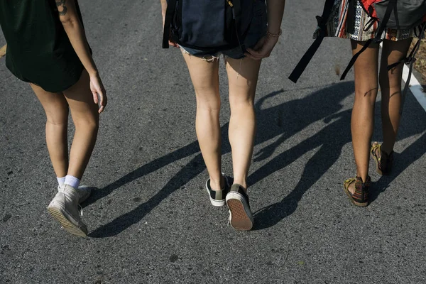 Ženy chodit po ulici — Stock fotografie