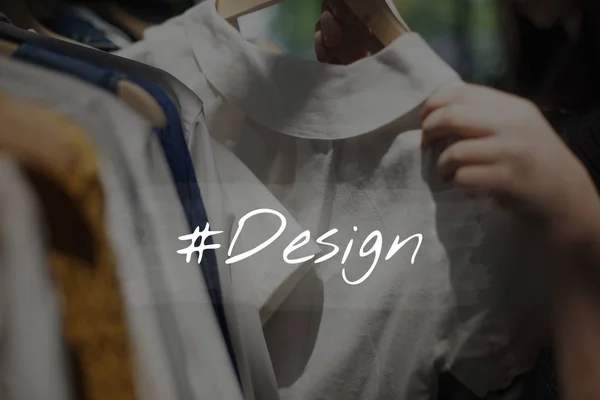 Persoon, het kiezen van kleding in de winkel — Stockfoto