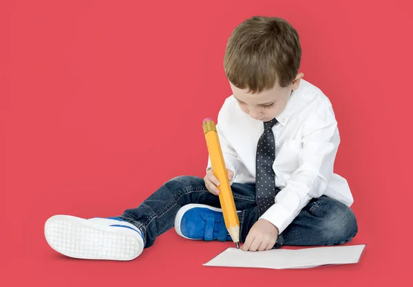 Jongetje studio schriftelijk — Stockfoto