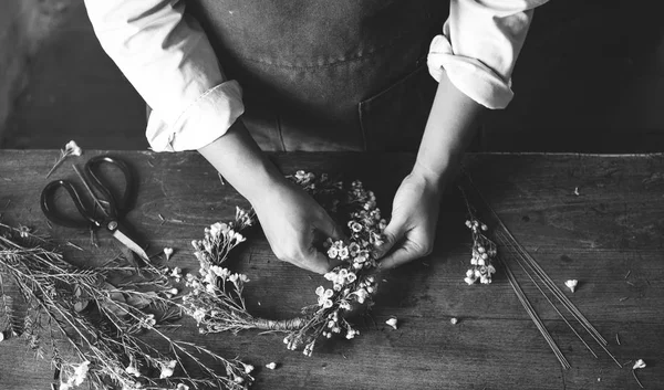 Bloemist maken krans van bloemen — Stockfoto