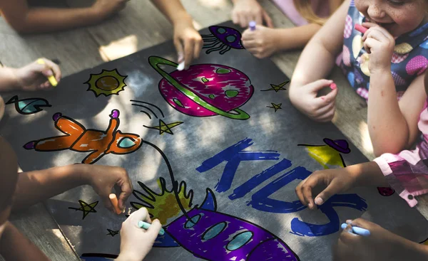 Діти малюють з чашами на чорній дошці — стокове фото