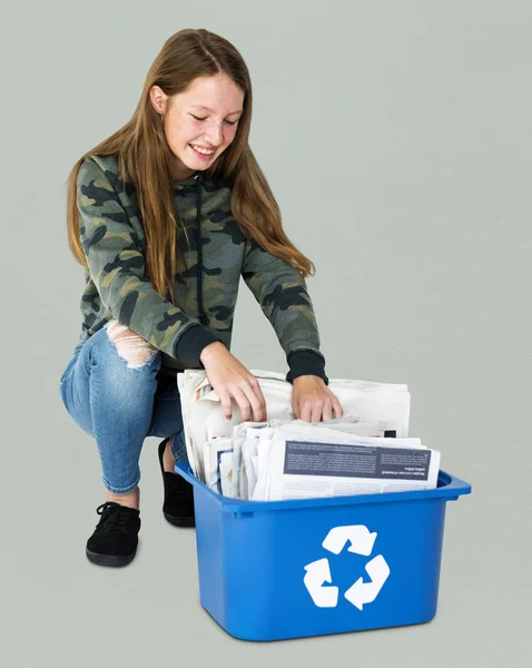 Adolescente menina lixo separado para reciclar — Fotografia de Stock