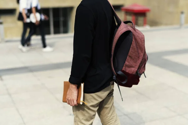 Студент с ноутбуком и рюкзаком — стоковое фото