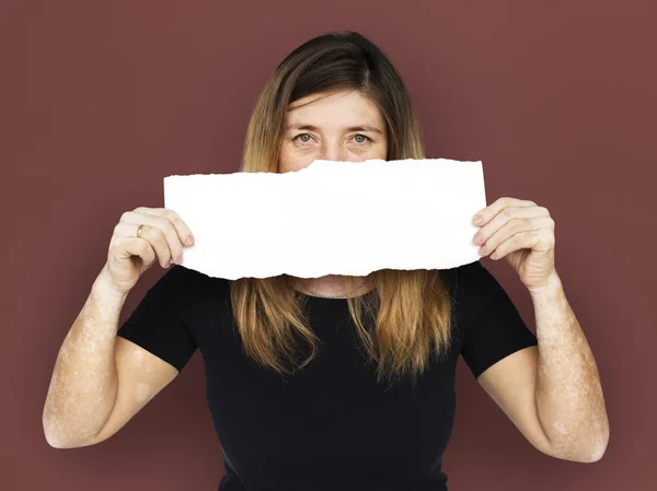 Mujer madura cubriendo boca — Foto de Stock