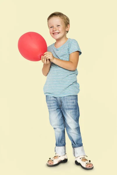 Chlapec s červeným balónkem — Stock fotografie