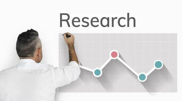 Geschäftsmann arbeitet mit Business Chart — Stockfoto