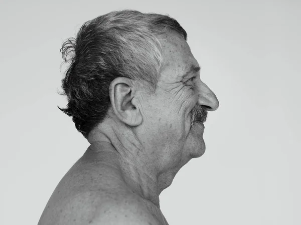 Мужчина без рубашки с усами — стоковое фото