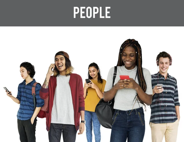 Persone multietniche che utilizzano dispositivi DIgital — Foto Stock