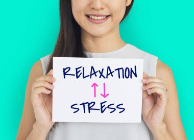 Genç Asyalı kadın holding afiş