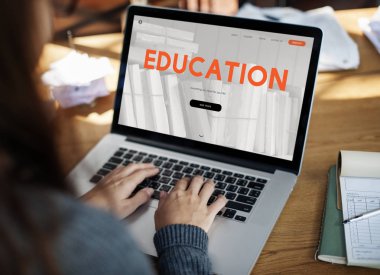 Dizüstü bilgisayarda yazan kadın klavyesi