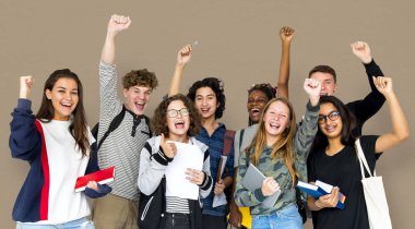 stüdyoda ayakta öğrenciler gülümseyen 