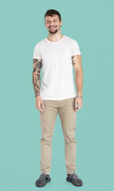 yakışıklı dövmeli adam