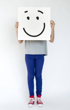 Kağıt afiş tutan kişi