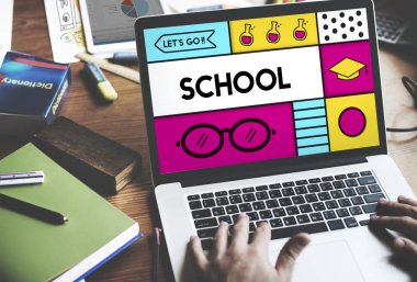 dizüstü bilgisayarda klavyede yazan adam