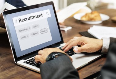 Dizüstü bilgisayarda yazan erkek eller