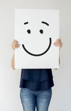 Kağıt afiş tutan kişi