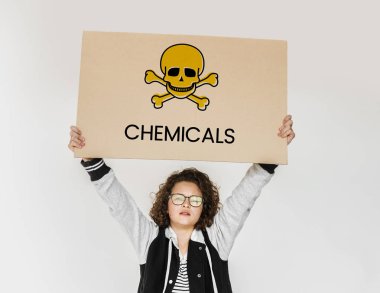 Kafatası ile afişini tutan kişi