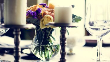 Restoran hizmeti ayarı ile tablo