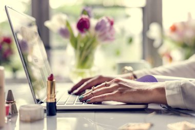 Dizüstü bilgisayarda yazı yazan kadın elleri