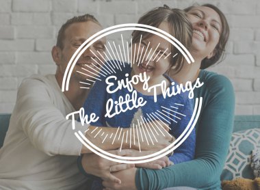 küçük kızını sarılma anne ve baba 