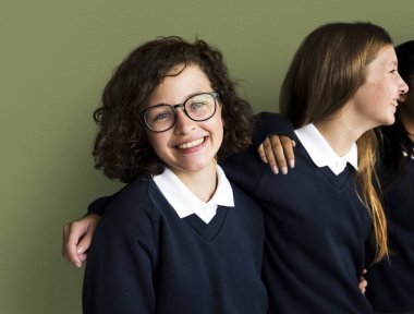 stüdyoda gülümseyen öğrenciler