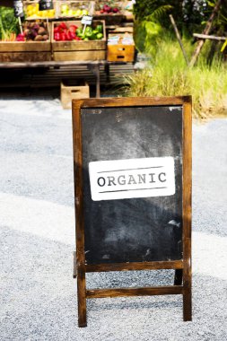 Çiftçi pazar siyah tahtaya tebeşir