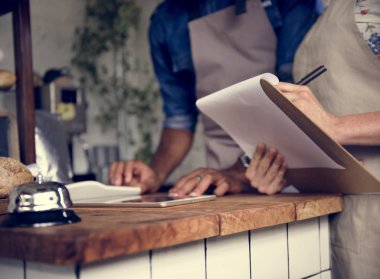 İnsanlar konuşurken fırında-evde pasta siparişi hakkındaki özgün photoset