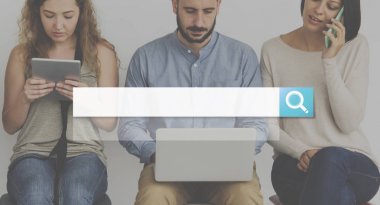 Dijital aygıtlar kullanan insanlar