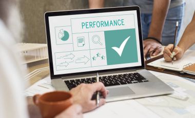 Masada dizüstü bilgisayar kullanan adam