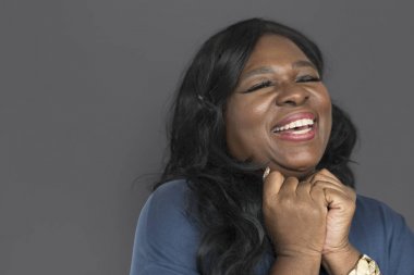 Yetişkin Afrikalı-Amerikalı kadın.