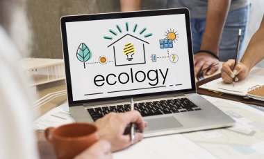 Masada dizüstü bilgisayar kullanan adam