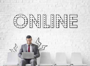 İşadamı dizüstü kullanarak resmi elbiseli