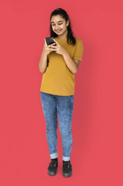 Akıllı telefon kullanan kadın 