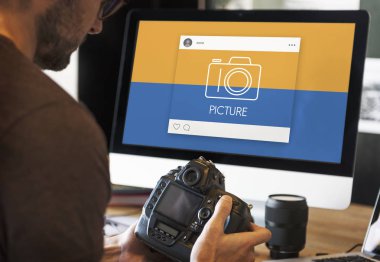 kamera monitör ekran önünde tutan adam