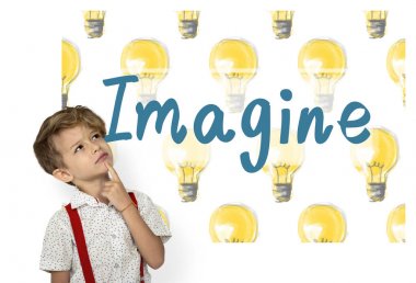 Küçük çocuk Studio düşünceli